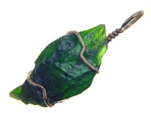 Colgante de piedras preciosas de diopsido de cromo natural crudo envuelto en alambre lleno de oro de 14kt 3236P - Imagen 1 de 3