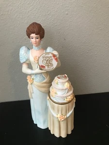 2007 Avon 40th Anniversary Figurine Mrs Albee Presidents Club Award Beautiful - Picture 1 of 11