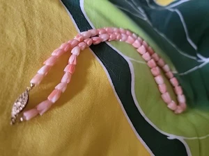 Vintage Hawaiian PIKAKE FLOWER Detail Pink  CORAL Beaded NECKLACE 16" - Picture 1 of 13