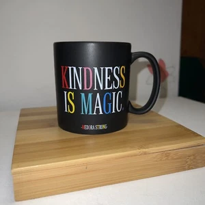 Zitatbecher "Kindness is Magic" 2019 Medora Strong - Bild 1 von 5