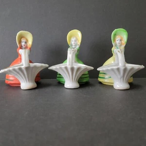 Juego de 3 estatuillas de porcelana dama con gorro y cesta amarillo naranja y verde - Imagen 1 de 9