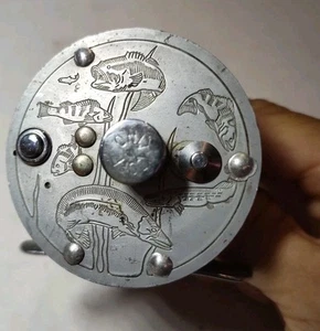 Carrete de fundición de cebo grabado vintage J.C. Higgins 537-3103 7 peces - Imagen 1 de 7