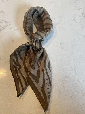 Ellen Tracy 真丝围巾动物印花 20 英寸方形 20 英寸标志棕色经典外观 — 第 1/4 张图片