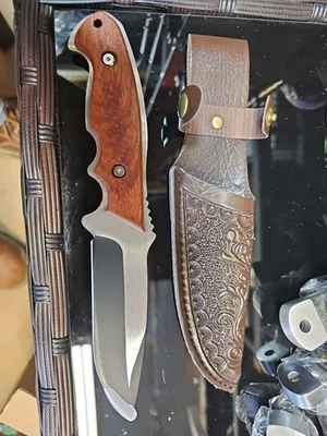 Cuchillo de caza. Hoja de acero inoxidable de 4,25 pulgadas con mango de madera y funda  Foto 1 de 4