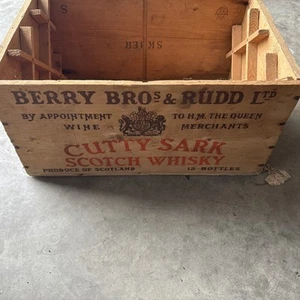 VINTAGE SCOTCH WHISKEY WOODEN CRATE WOOD BOX Cutty Sark NEW YORK Decor - Picture 1 of 7