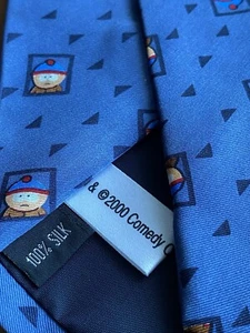 Cravate Eric Cartman Tie / South Park Comedy Central / Bleu 2000 / 100% Soie - Foto 1 di 4