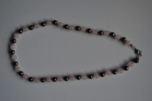 Halskette mit Magnesit- und Rosenquarzkugeln , geknotet ca. 49 cm Länge - Bild 1 von 2