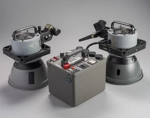 Dynalite M1000wi strobe power pack+ 2- 4040 flash heads+extras. Working perfect. - Picture 1 of 5