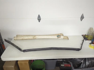 Almohadilla de tira de impacto de goma para parachoques delantero carrocería Buick B C NOS 76 Electra Century 1976 Foto 1 de 4