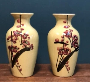 Par de jarrones vintage de cerámica amarilla de 6 1/4" con flores de cerezo pintadas a mano - Imagen 1 de 10