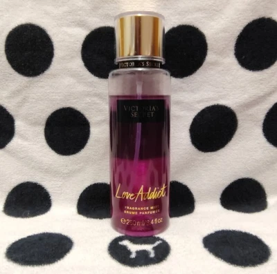 Victoria's Secret любовь наркоман 8,4 унций. Аромат туман * РЕДКАЯ * HTF * * ЧАСТИЧНЫЙ * ЧИТАТЬ * - Изображение 1 из 2