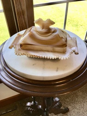 Plato de mantequilla pedestal diseño escoria crema carmelo vidrio imperial con tapa "RARO" Foto 1 de 4