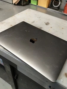 APPLE MACBOOK PRO A2251 getestet & eingeschaltet BESCHREIBUNG LESEN  - Bild 1 von 12