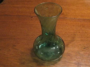 EXQUISITE 7 7/8" TALL GREEN SWIRL VTG ART GLASS DISPLAY VASE (MARKED ON BOTTOM) - Picture 1 of 8