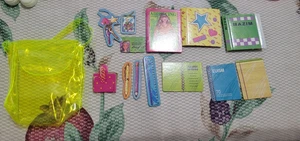 Barbie Accesorios Suministros de Oficina Escolar Amarillo Cartera Bolso Cuaderno Pluma Cartón - Imagen 1 de 6