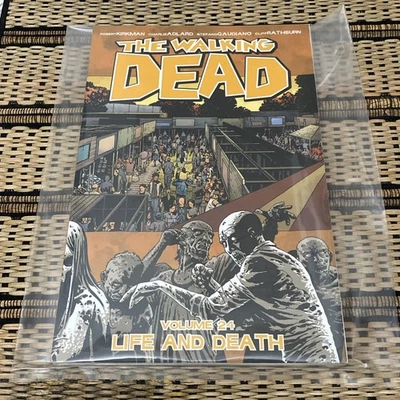 The Walking Dead Volume 24 Life and Death The Walking Dead, 24 Horror Comics Foto 1 de 4