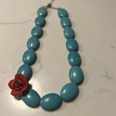 Collar Howlita Turquesa con Rosa Roja Joyería Hecha a Mano Foto 1 de 4