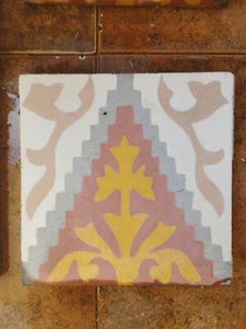 Baldosa Hidraulica Azulejo con Dibujo Piramide mas de 70 Años 20X20x2 cm - Imagen 1 de 6
