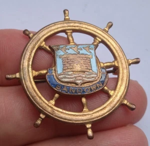 ISLE OF WHIGHT / SANDOWN SHIP WHEEL NAUTICAL BRITISH PIN BADGE - Picture 1 of 3