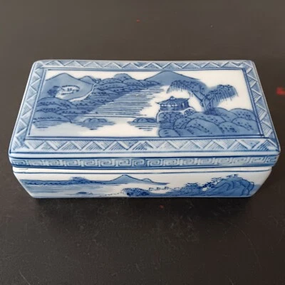 Antiguo ataúd de joyería chino de porcelana oriental con tapa de campo Foto 1 de 4