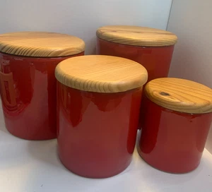 Mamma Ro Pottery Italy Rosso Set 4 Bidoni Coperchi Legno in Scatola Nuovo Vecchio Stock - Foto 1 di 18