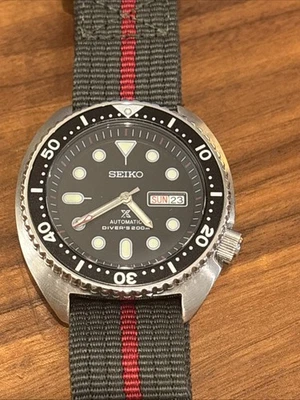 Специальный Turtle MOD | NH36 День и Дата | Дайв-ремешок | Красные Акценты - Изображение 1 из 4