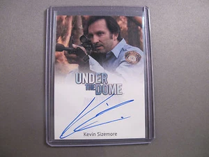 2014 Stephen King Under The Dome primera temporada tarjeta de autógrafo automático Kevin Sizemore - Imagen 1 de 2