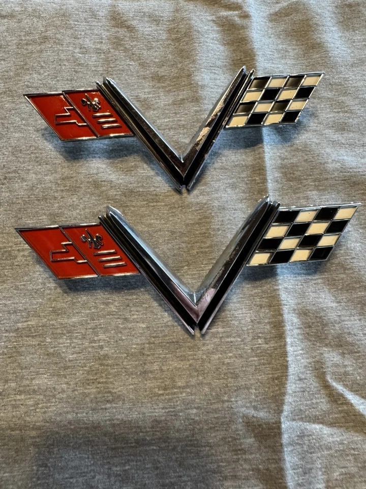 NUEVO - CHEVROLET IMPALA SS 1967 EMBLEMA V8 DELANTERO FABRICANTE ORIGINAL CHEVY '67 Foto 1 de 4