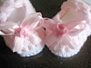 PAIR HAND KNITTED BABY SHOES in WHITE/PINK WITH PINK ROSE BOW size NEW BORN (3) - Picture 1 of 3