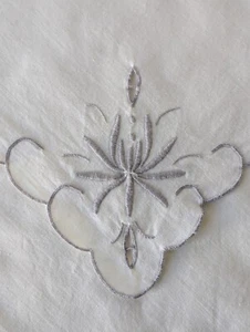 Vintage Linen Napkins 15x15 Silver Embroidered Floral Cutwork Scalloped Set Of 7 - Picture 1 of 5