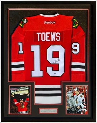 Camiseta autografiada de Jonathan Toews de los Chicago Blackhawks foto enmarcada con certificado de autenticidad Frameworth Foto 1 de 4