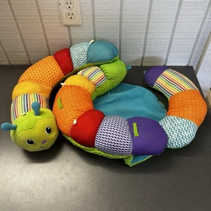 Infantino Prop-A-Pillar Pancia Tempo e Supporto Seduto Carino Verme Bruco Bambino - Foto 1 di 21