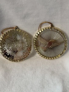 Vergoldete Peace and Dove Ornament Laser geschnitten Christbaumschmuck 2,5" Vintage - Bild 1 von 4