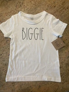 T-shirt Rae Dunn BIGGIE di Magenta, bianca taglia 3T. Unisex. Nuovo con etichetta - Foto 1 di 8