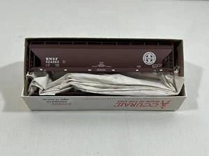 HO Scale Accurail BNSF 3 Bay Covered Hopper Car Kit #2049.3 Brand New - Picture 1 of 2