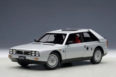 Coche modelo Lancia Delta S4 gris fundido a presión 1/18 de Autoart 74772 Foto 1 de 4