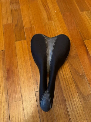 Sillín de bicicleta Avenir Velo Foam Groove Lite Comfort Plus Foto 1 de 4