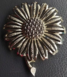 Vintage Signed Sunflower Gold Tone Daisy Flower Floral Brooch Scarf Pin Large - Picture 1 of 2