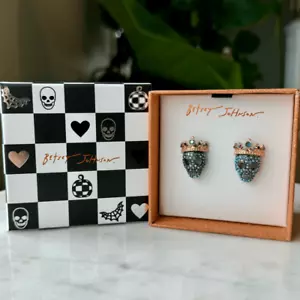 Orecchini Betsey Johnson corona oro teschio iridescente NUOVI - Foto 1 di 3
