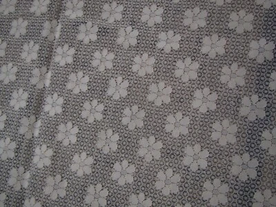 coupon de dentelle vintage  larg: 142 cm  long: 75 cm jaune pâle - Photo 1/4