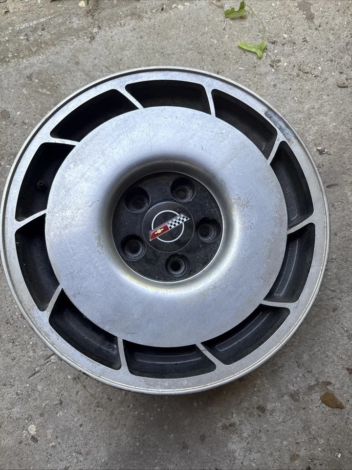 Chevy Corvette 1984 rueda de aluminio 16x9 (trasera izquierda)  Foto 1 de 4