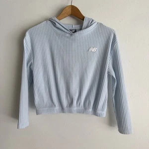 New Balance Hoodie Pullover Light Blue Ribbed Cropped Girls Youth Medium M 10/12 - Picture 1 of 4