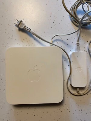 Router inalámbrico Apple AirPort Express A1143 con cable de alimentación Foto 1 de 2