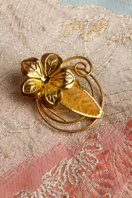 Broche Vintage En Filigrane Dorée Feuille Fleur Bijoux Fantaisie - Photo 1/3