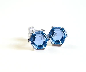 Aretes de plata de ley 925 con topacio azul Londres de 7 mm en forma hexagonal - Imagen 1 de 8