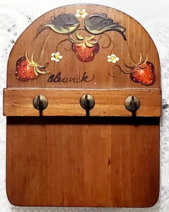 Portachiavi da appendere vintage fatto a mano fragole e fiori firmato legno legno 6" - Foto 1 di 11