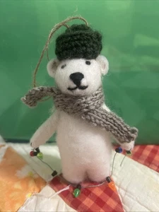 POTTERY BARN Filz Eisbär Christbaumschmuck Wollschal Mütze Lichter 5" - Bild 1 von 5