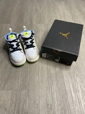 Sapato infantil Air Jordan 1 médio deformado Swoosh tamanho 10c branco DV1322-017 novo com etiquetas - Imagem 1 de 4