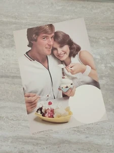 70er Jahre Eis Werbe Poster, #136, Tennis Paar / Banane Split / Soft Serve - Bild 1 von 2