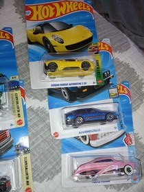 Hot Wheels HCR53 1:64 Car - Multi-Color